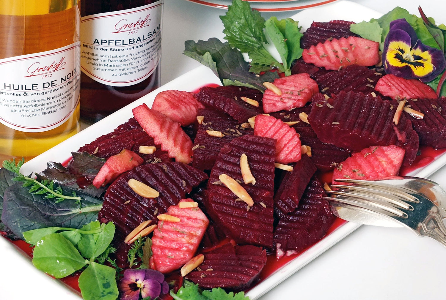 Rote Beete Salat mit Grashoffs Apfelbalsam und Karamellisierten Mandeln