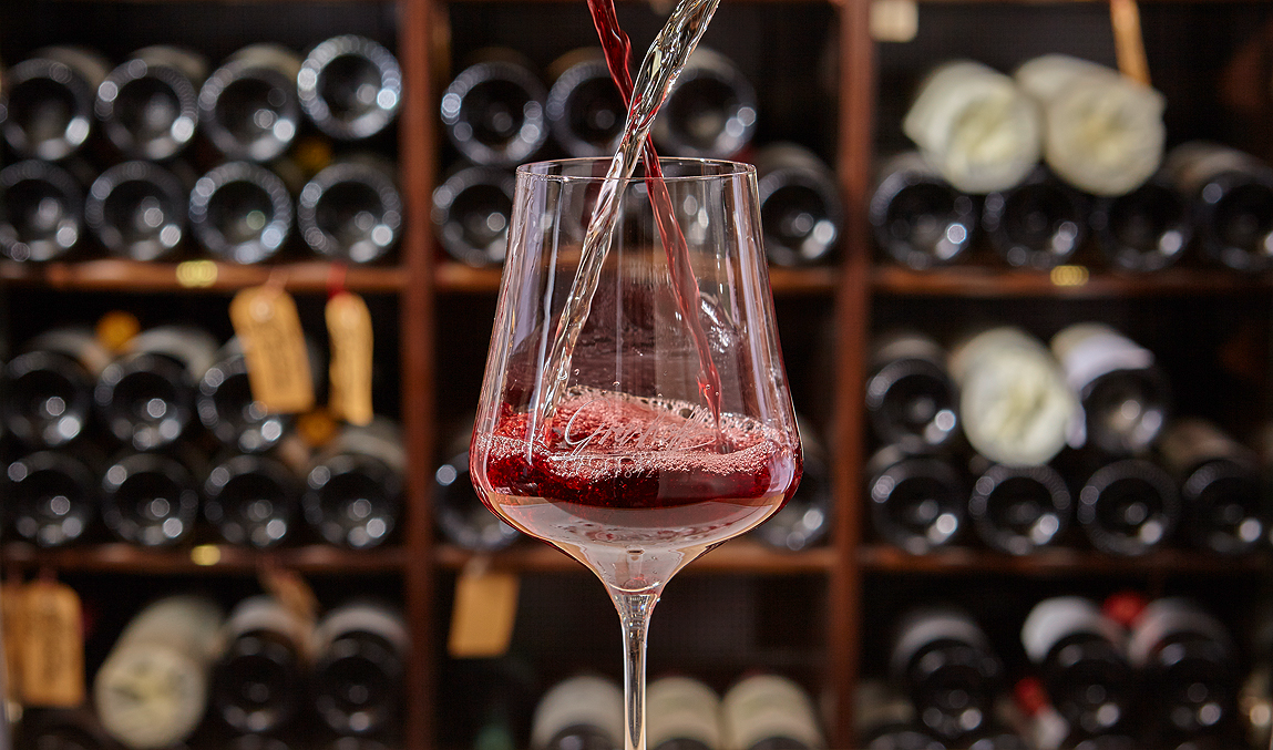 Weinglas mit Rotwein & Weißwein