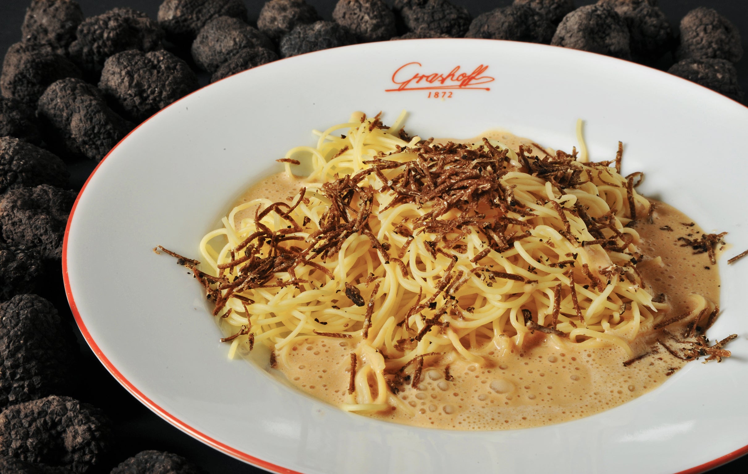Ein Teller voller gerüffelter Spaghetti und Grashoff's Trüffelsauce