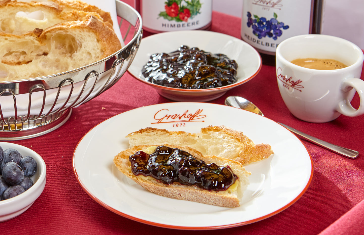 Sonntagsfrühstück, Baguettescheiben mit Grashoff's Heidelbeerkonfitüre