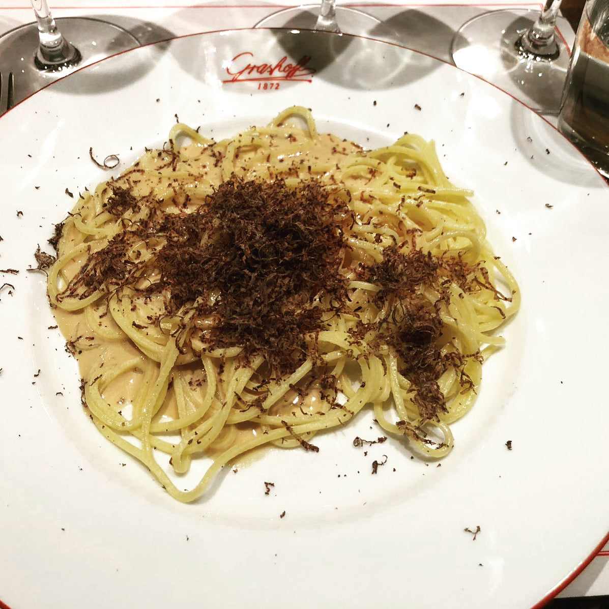 Teller mit Grashoffs Trüffelspaghetti und Sauce