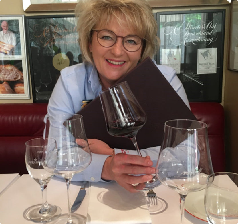 Elke Schmidt mit Weinkarte