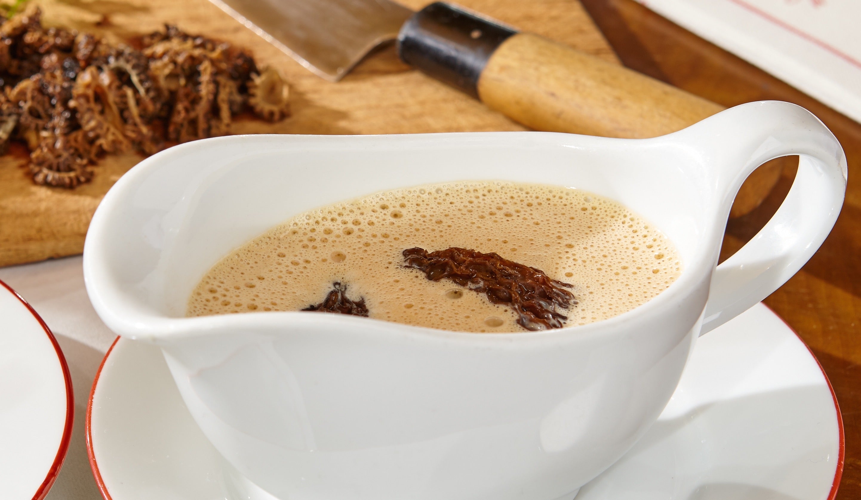 Eine Sauciere mit Grashoff's Morchel-Sahnesauce