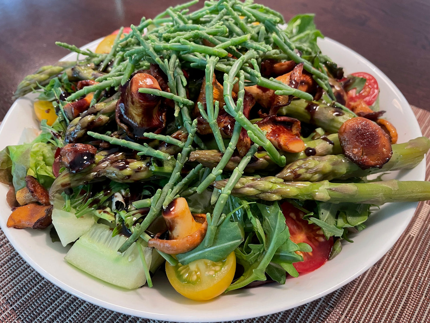 Frischer Salat mit Kräuterbaslam 