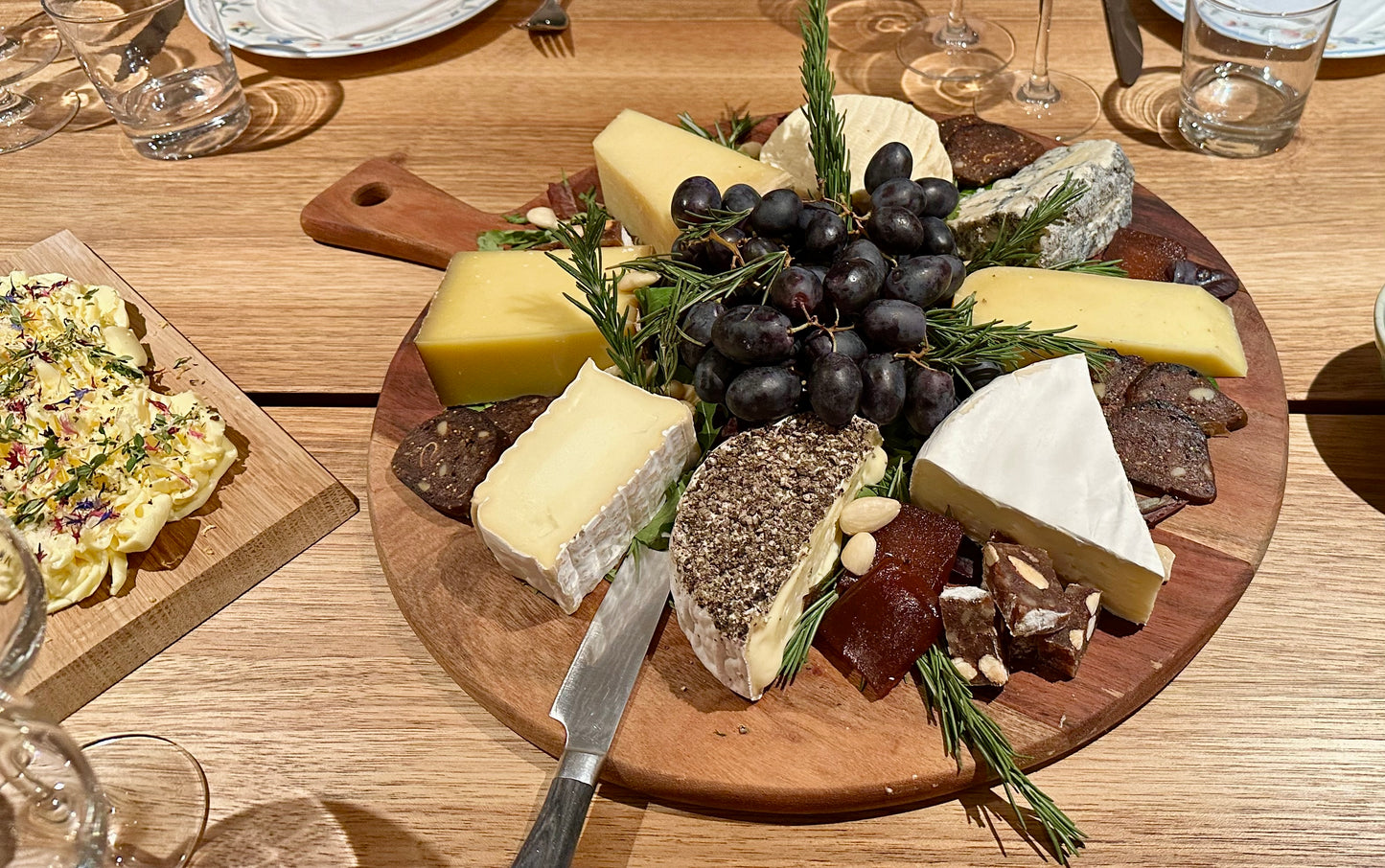Käsebrett mit Trauben und Quittenbrot