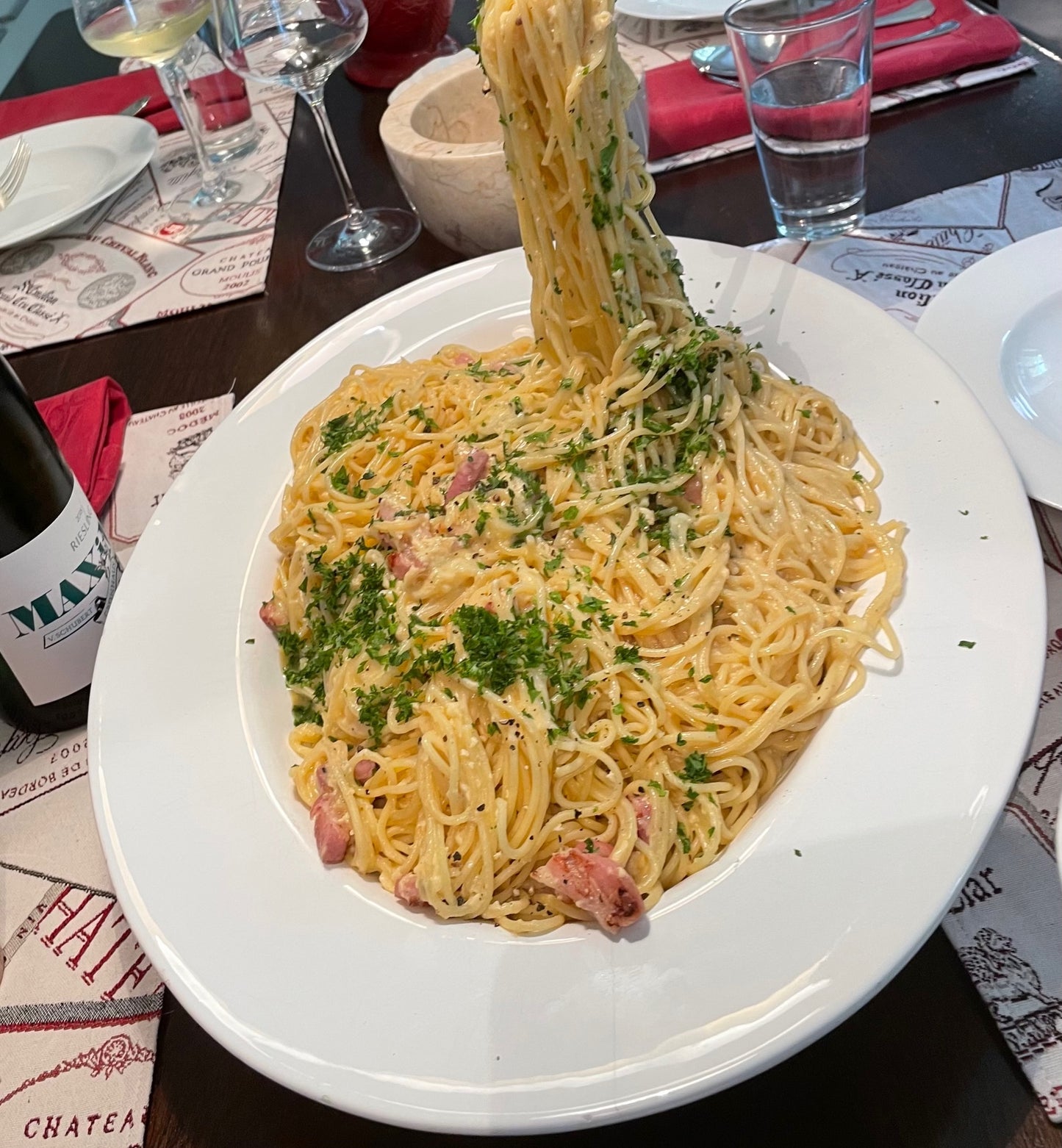 Teller mit Spaghetti und Parmesansauce