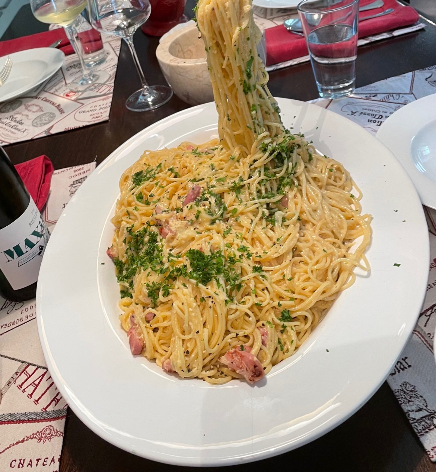 Teller mit Spaghetti und Steinpilzsauce