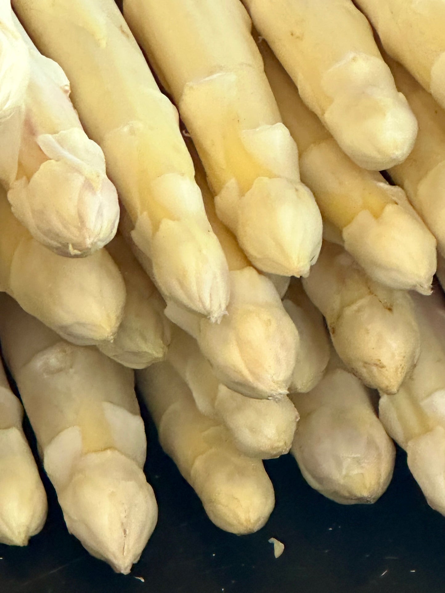 Frischer weißer Spargel
