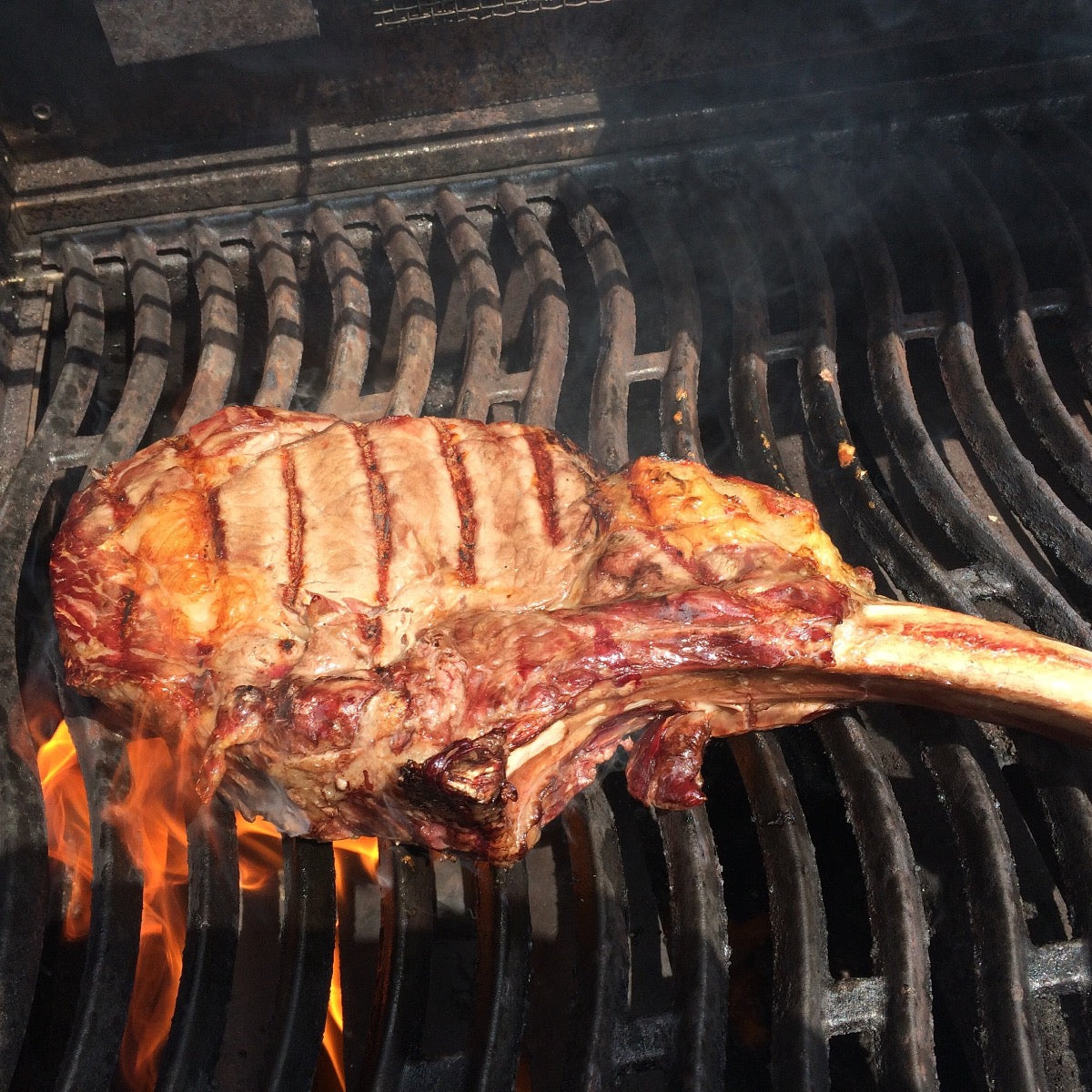 Steak auf dem Grill, passend zur BBQ Sauce