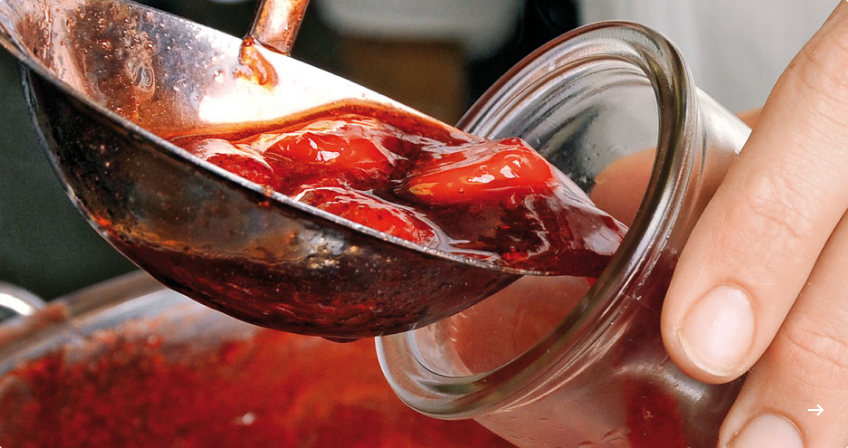 Frische Erdbeerkonfitüre von Grashoff bei der Abfüllung