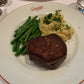 Teller mit Filetsteak, grünen Bohnen und Kartoffelstampf mit Moutart de Meaux, wartet auf die Hollandaise