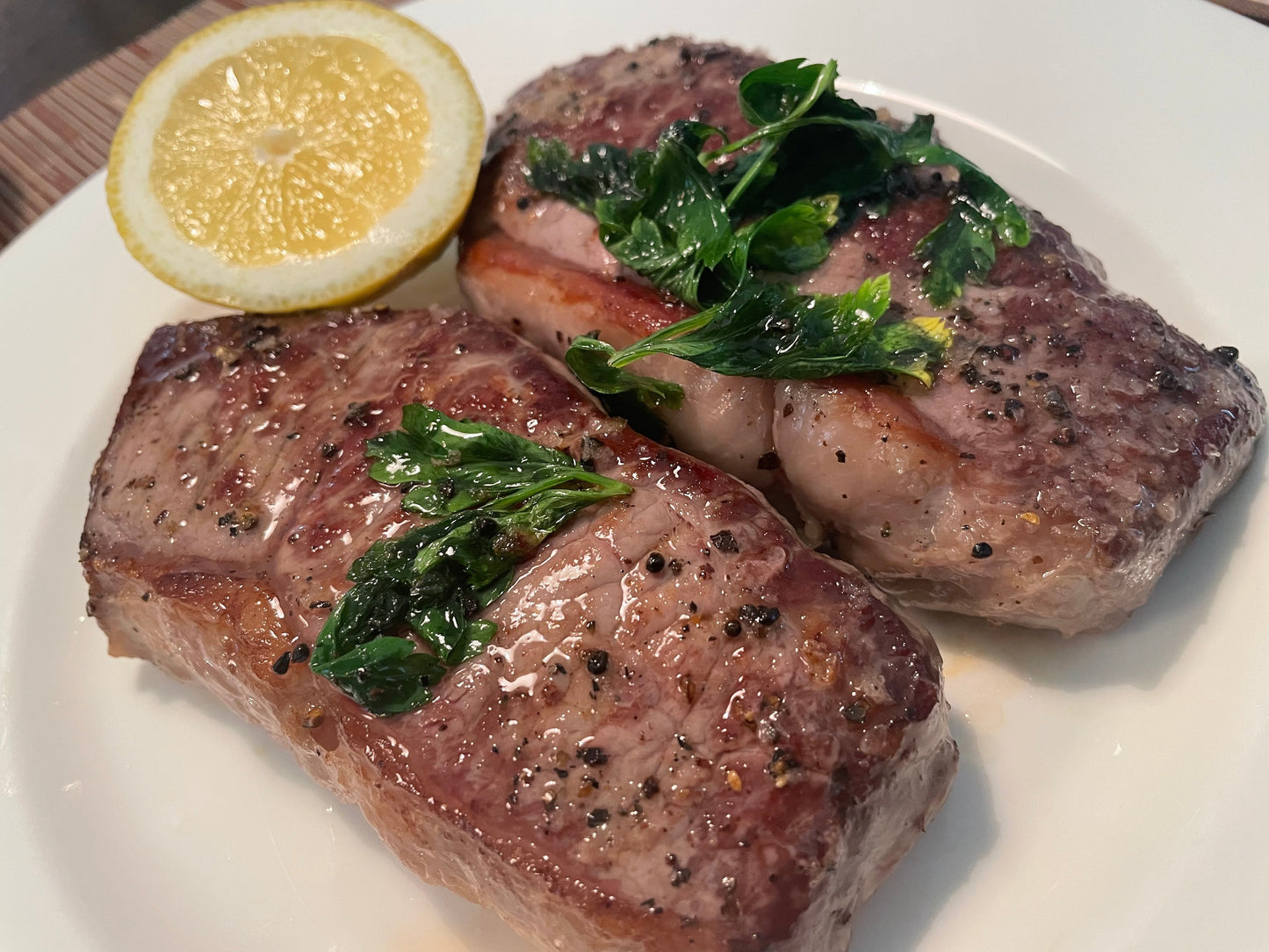 Köstliche Rumpsteak mit Kräutern und Zitrone