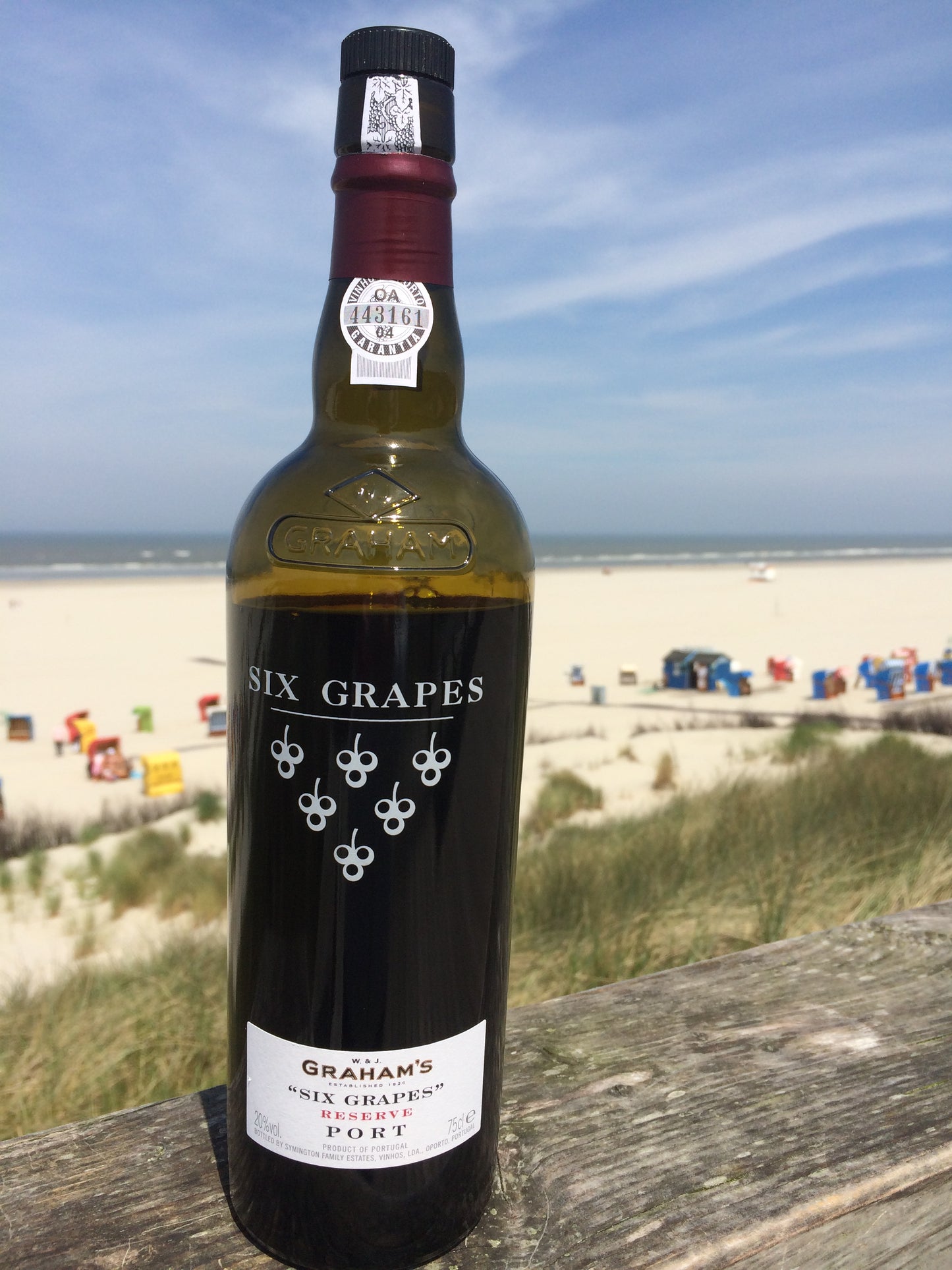 Eine Flasche Portwein auf Reisen am Strand von Juist