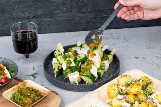 Vegetarische Spieße mit Gurkenrelish