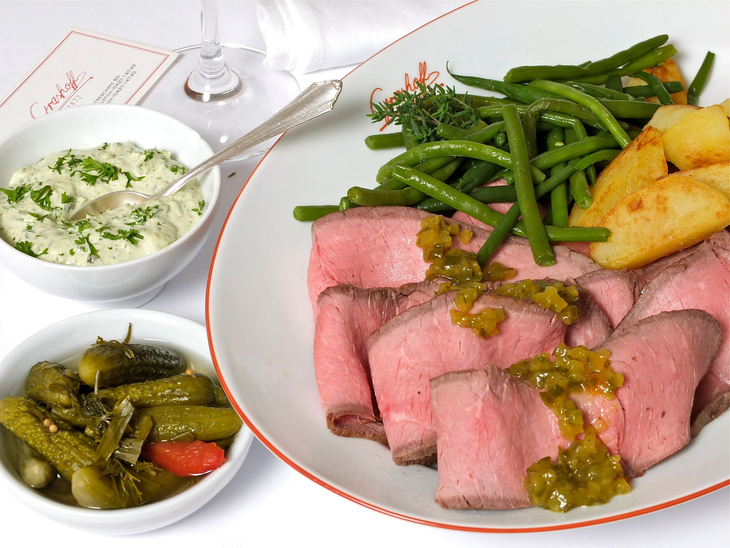 Ein Teller mit Roastbeef, Bohnen, Kartoffeln und Grashoff Gurken-Relish