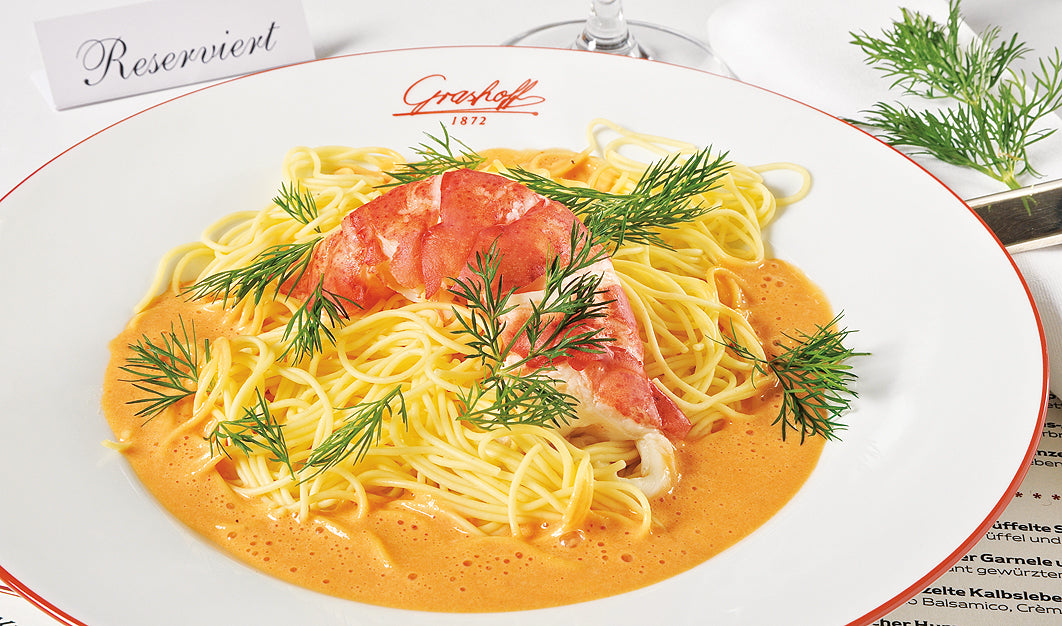 Ein Teller mit Grashoff Spaghettini, frischem Hummer und Hummersauce