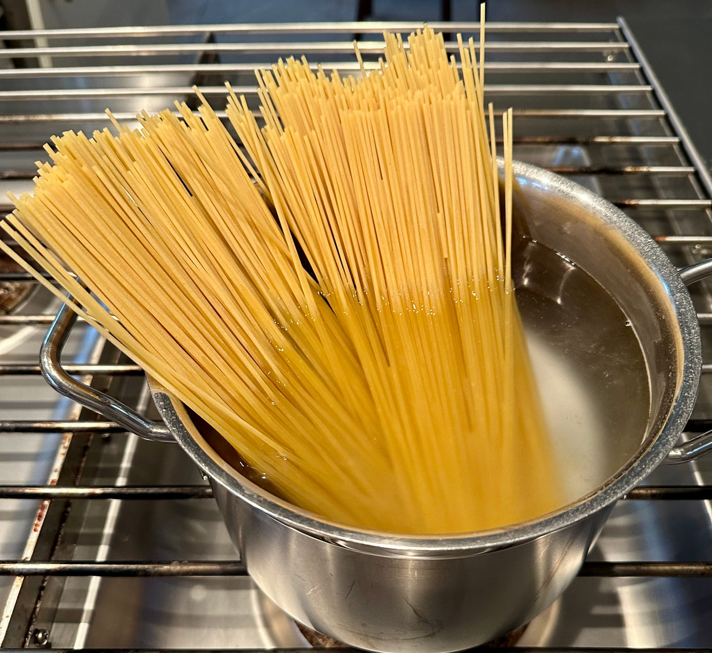 Topf mit Spaghettini auf dem Herd