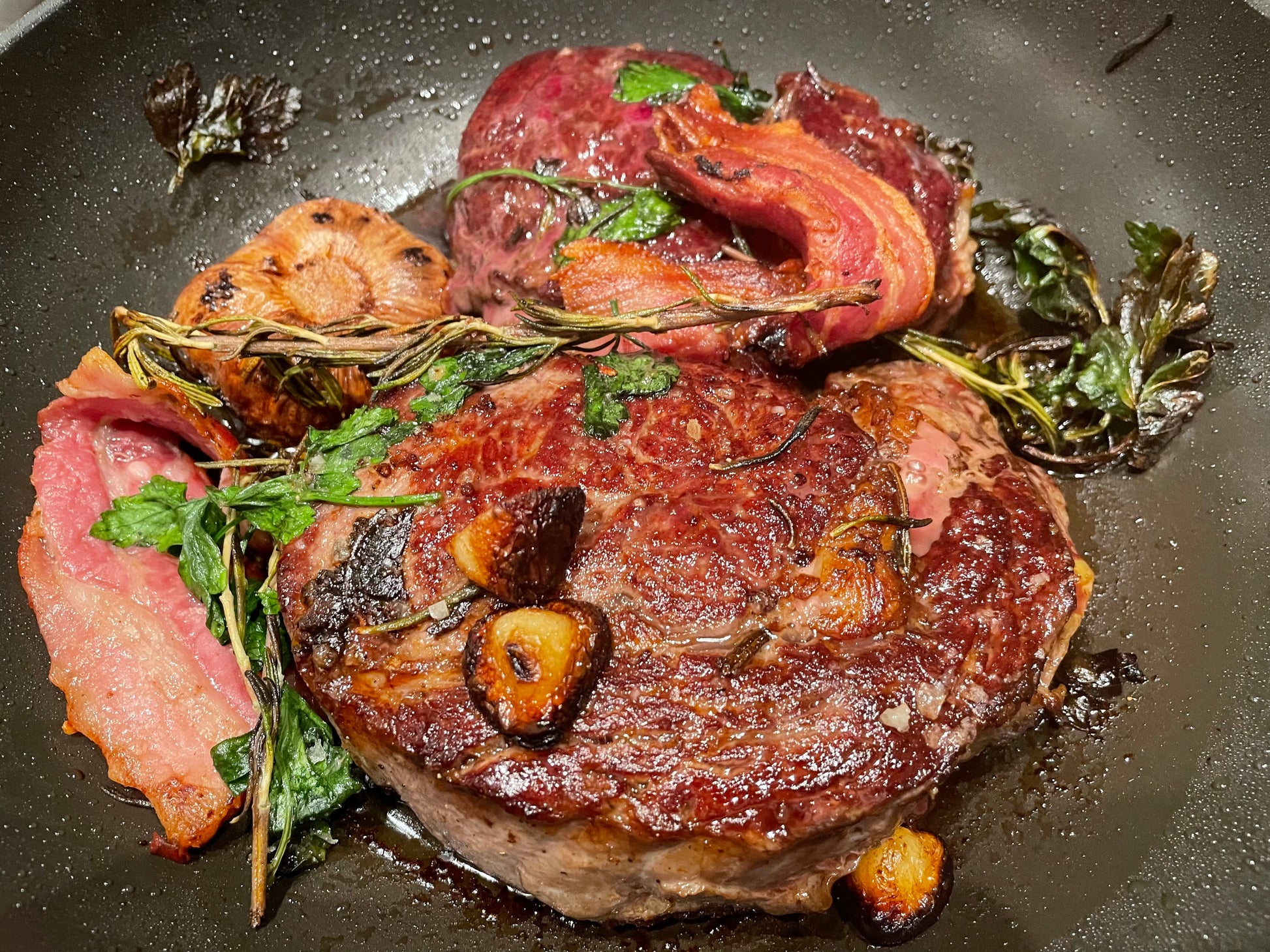Geratenes Steak mit Speck und Knoblauch