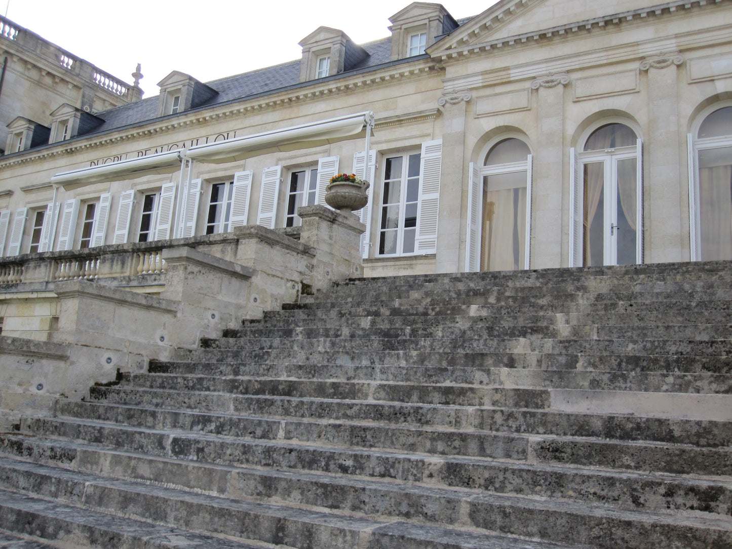 Treppenaufgang im Château Durch Beaucaillou